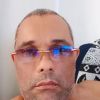 Cliente masculino usando Óculos 2V Pro